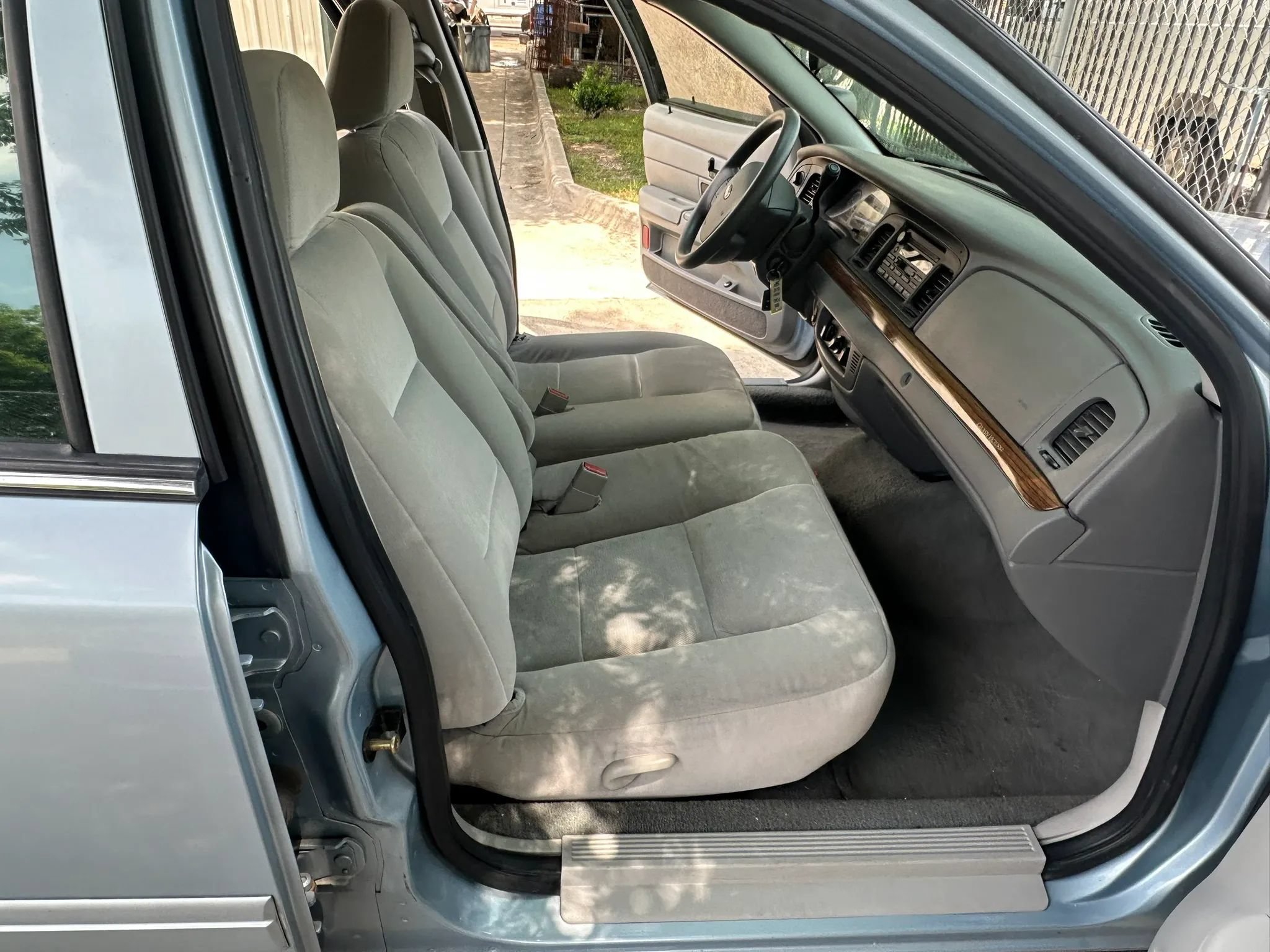 Used 2005 Ford Crown Victoria RWD image 24