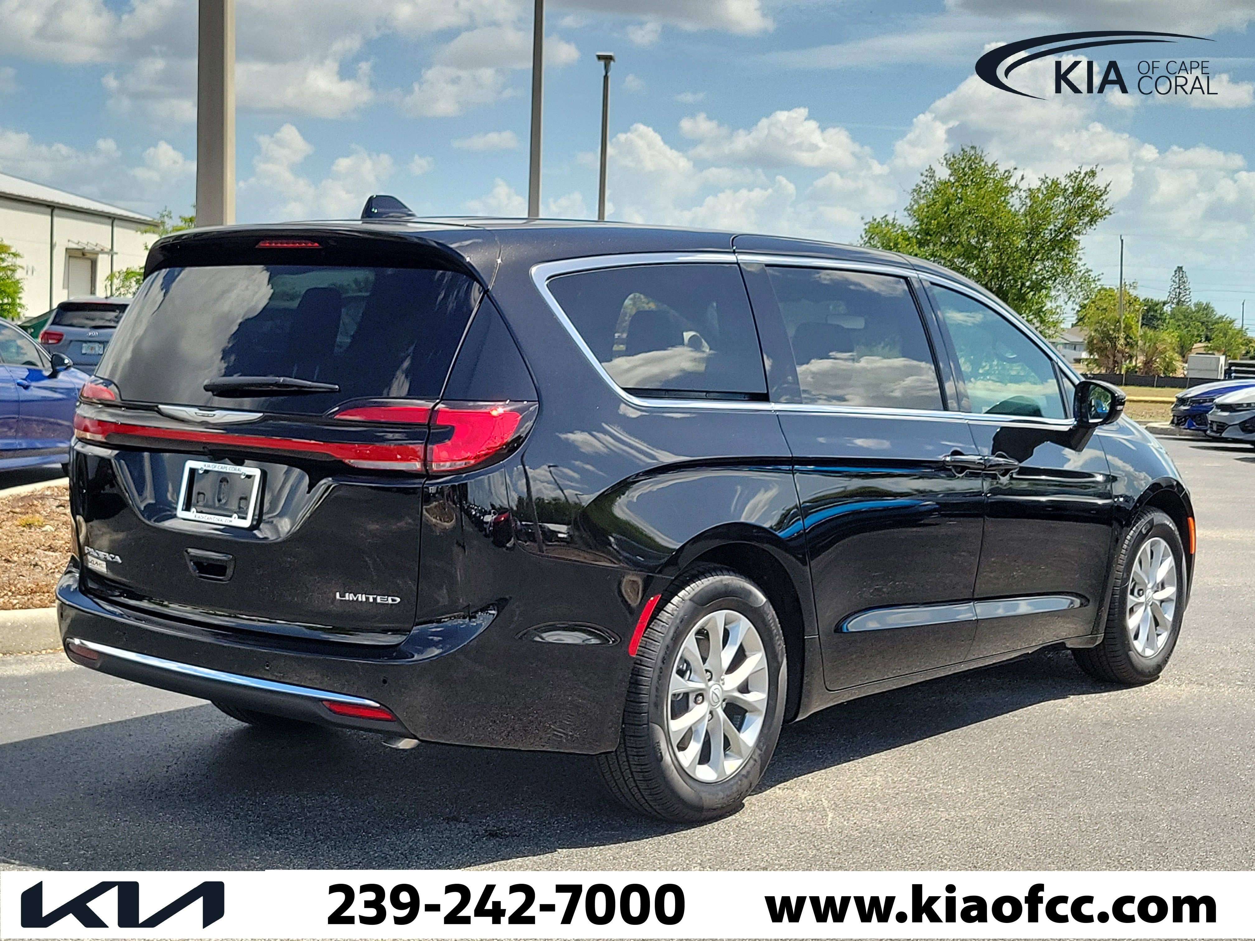 Used 2026 Chrysler Pacifica Limited image 6