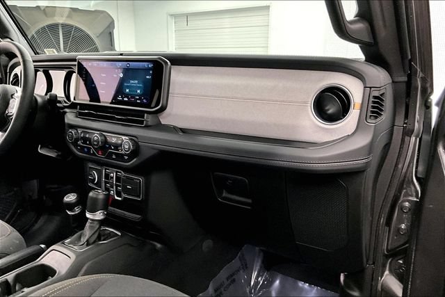 Used 2025 Jeep Wrangler Unlimited Sahara AWD/4WD image 20
