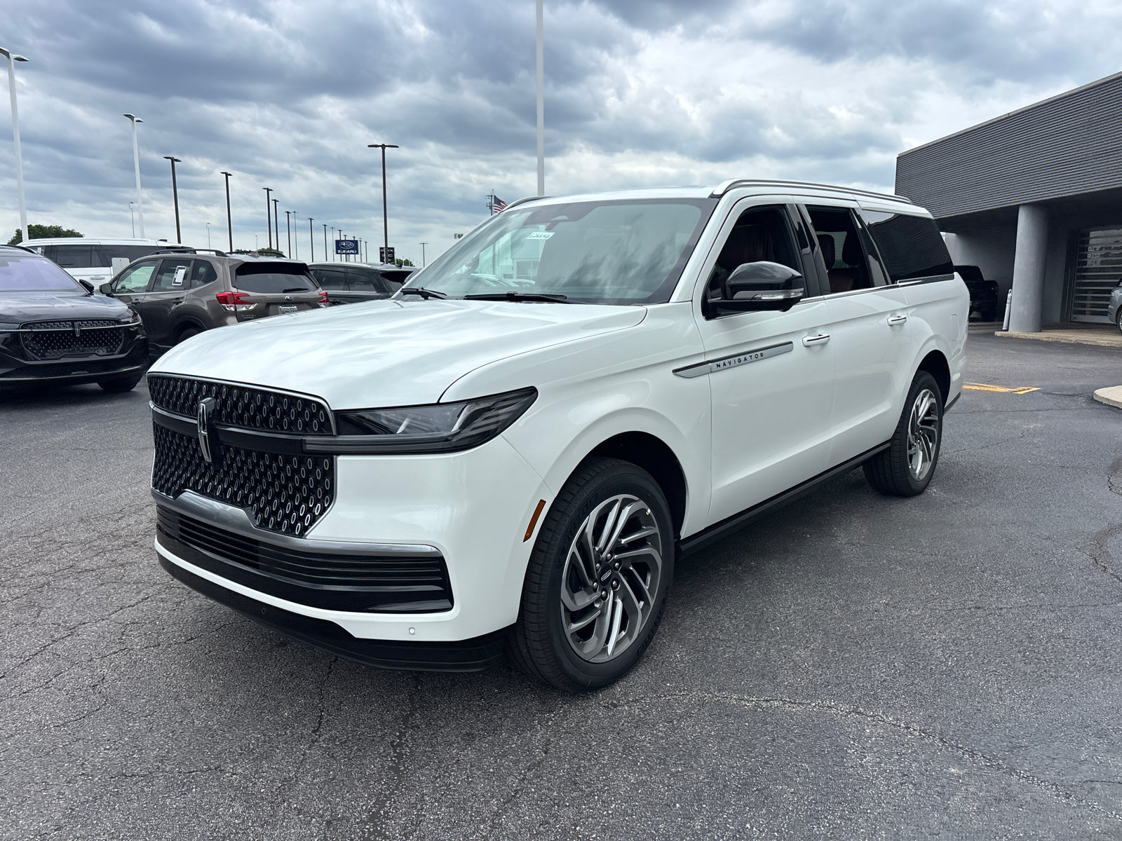 New 2026 Lincoln Navigator L Reserve AWD/4WD image 3