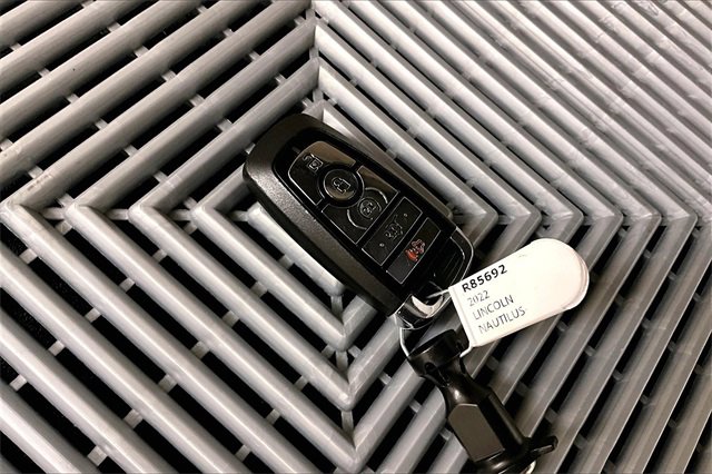 Used 2022 Lincoln Nautilus Reserve w/ Monochromatic Package image 9