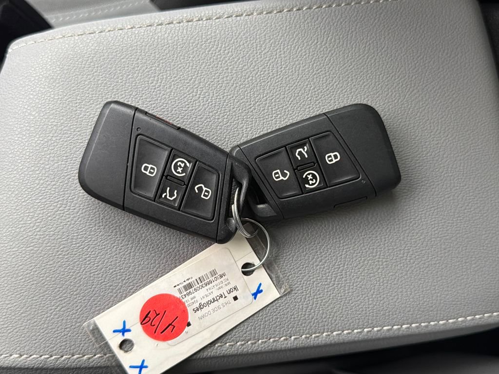 Used 2024 Volkswagen Taos SE w/ Panoramic Sunroof Package AWD/4WD image 29
