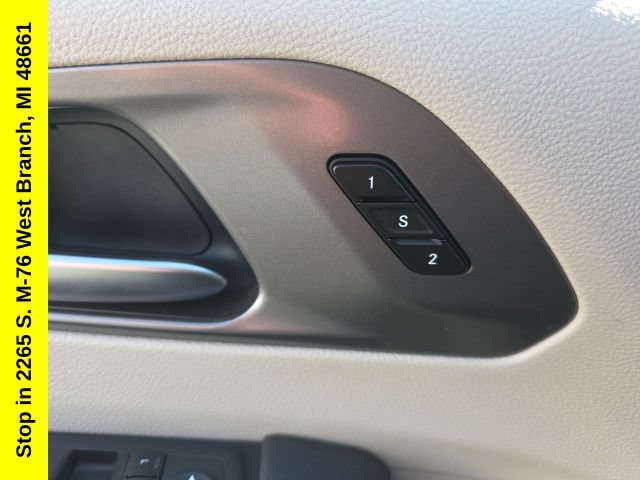 Used 2023 Chrysler Pacifica Touring-L FWD image 14