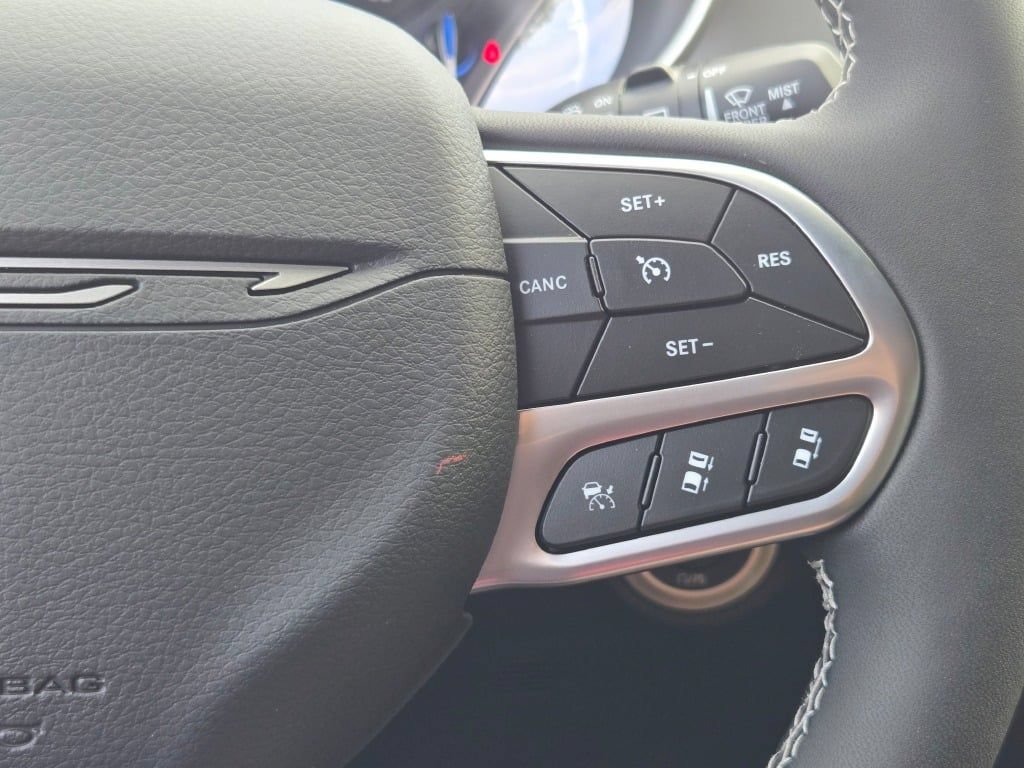 New 2027 Chrysler Pacifica Select AWD/4WD image 36