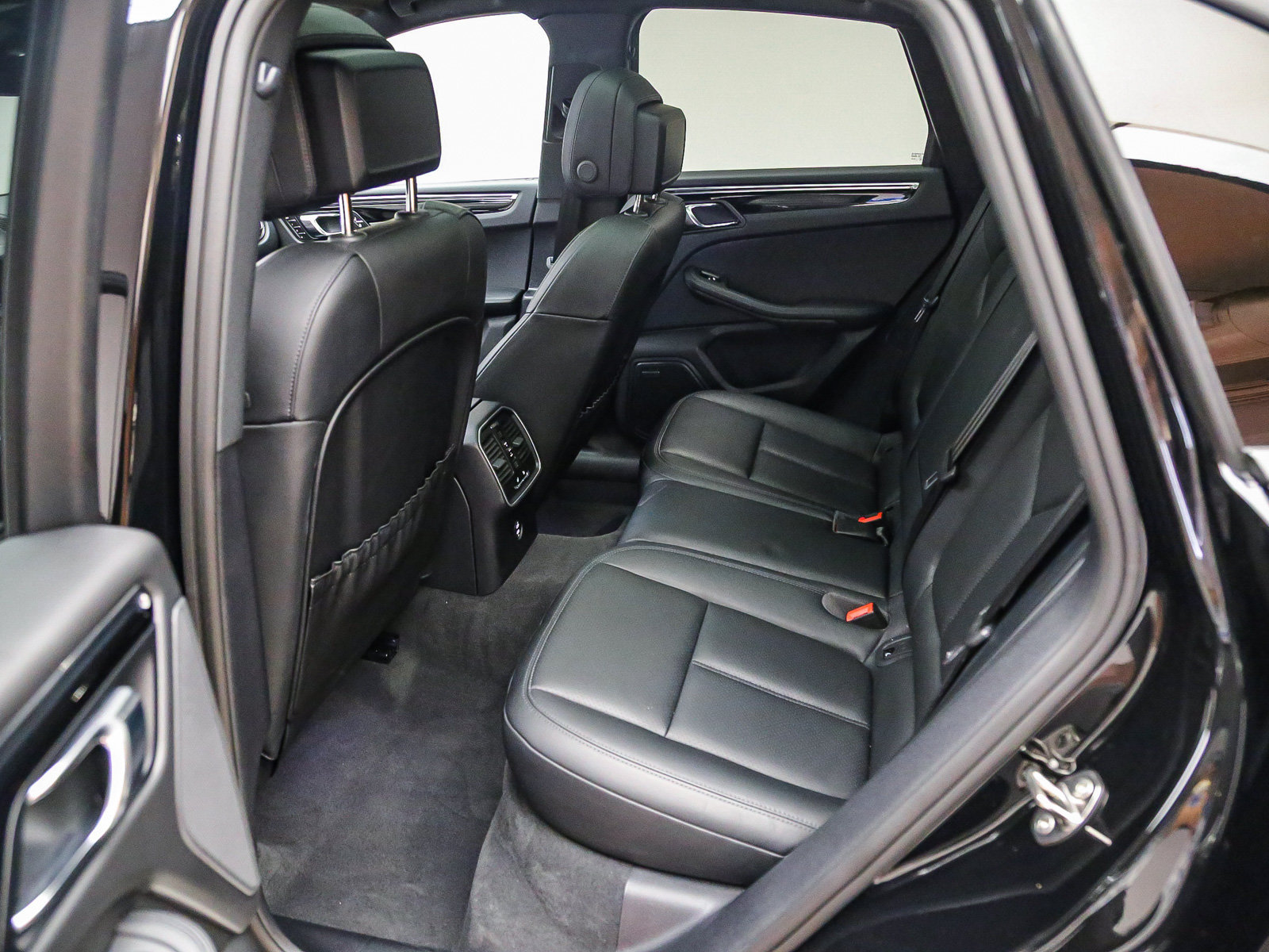 Certified 2026 Porsche Macan AWD/4WD image 19