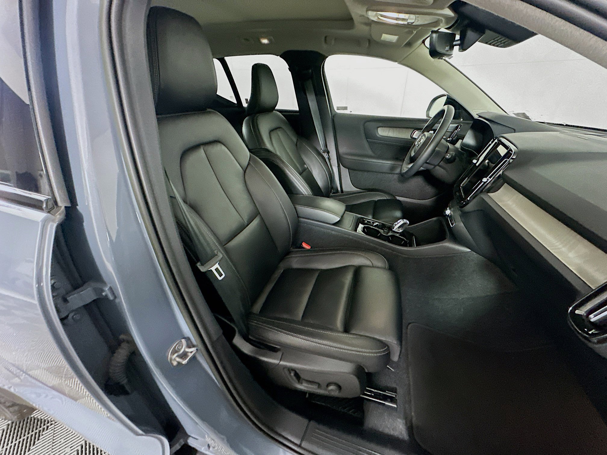 Used 2023 Volvo XC40 B4 Ultimate FWD image 30