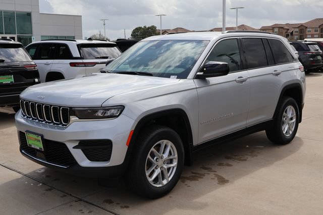 New 2026 Jeep Grand Cherokee Laredo w/ MOPAR Finishing Package RWD image 3
