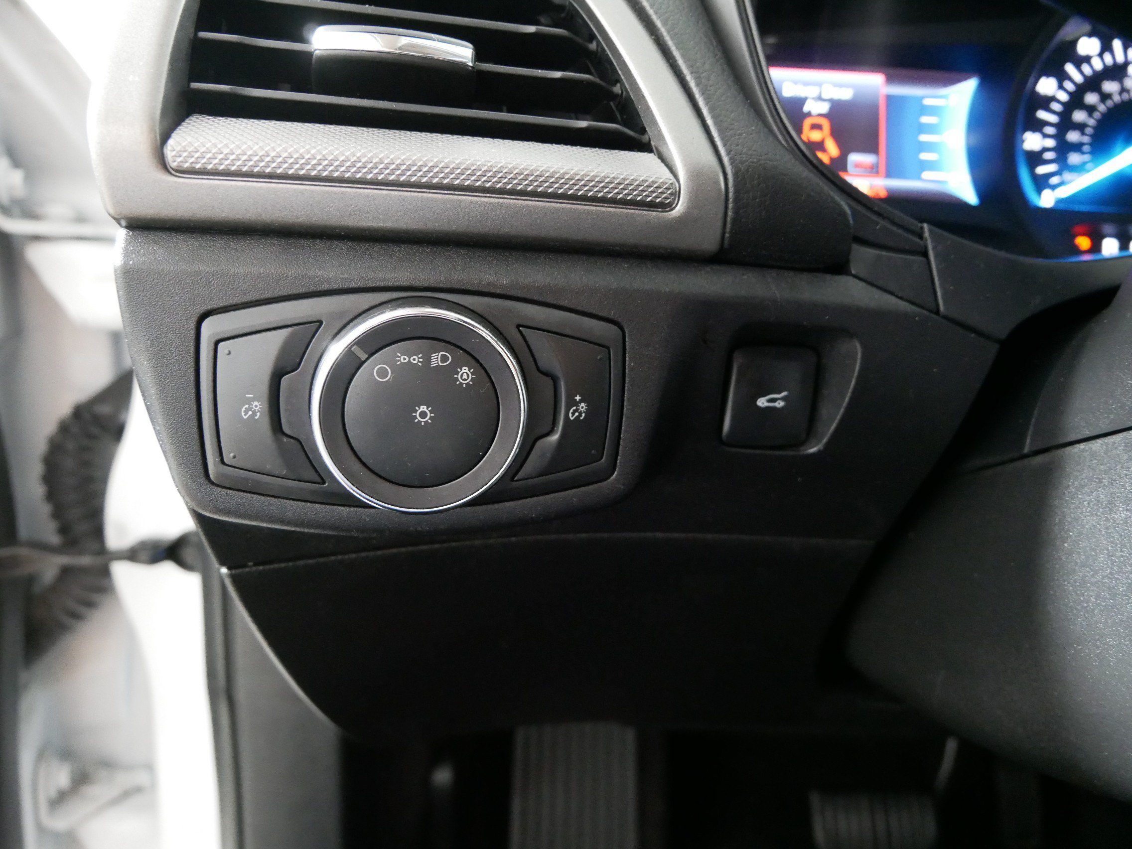 Used 2018 Ford Fusion SE FWD image 26
