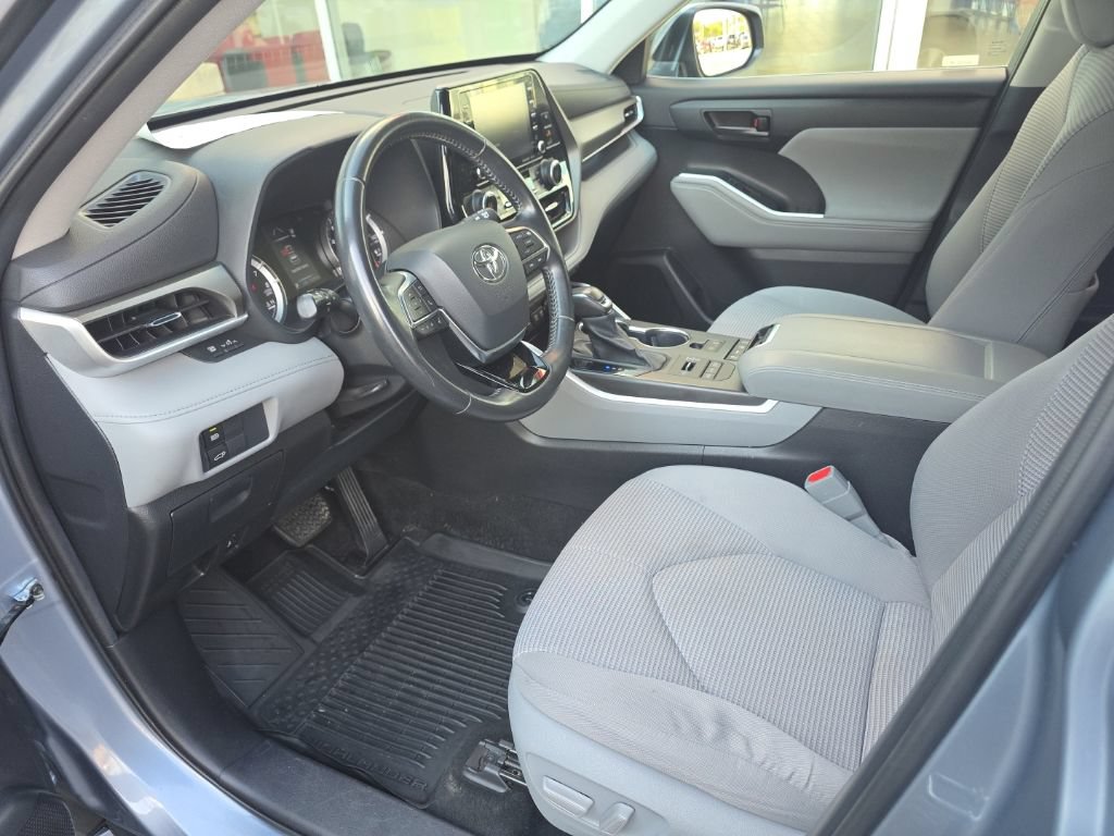 Used 2021 Toyota Highlander LE AWD/4WD image 8