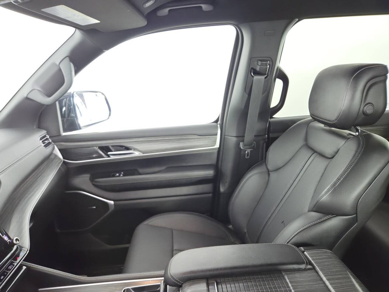 Used 2024 Jeep Wagoneer L Series II w/ Flexible Seating Group AWD/4WD image 16