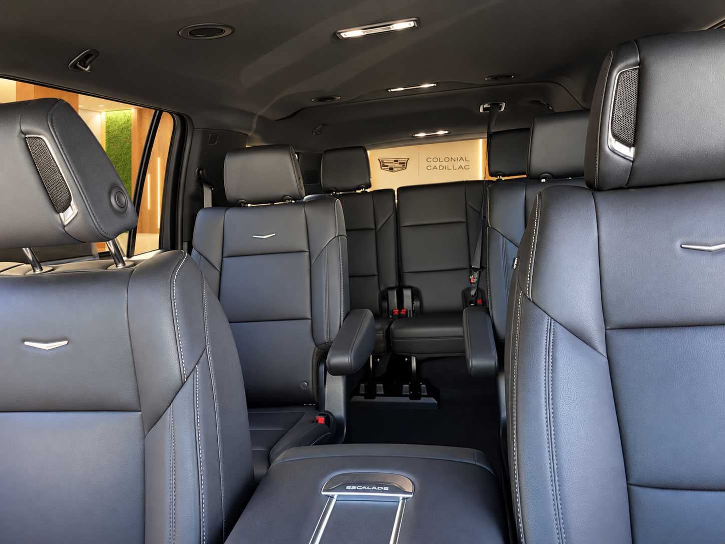 Used 2025 Cadillac Escalade ESV Luxury AWD/4WD image 7