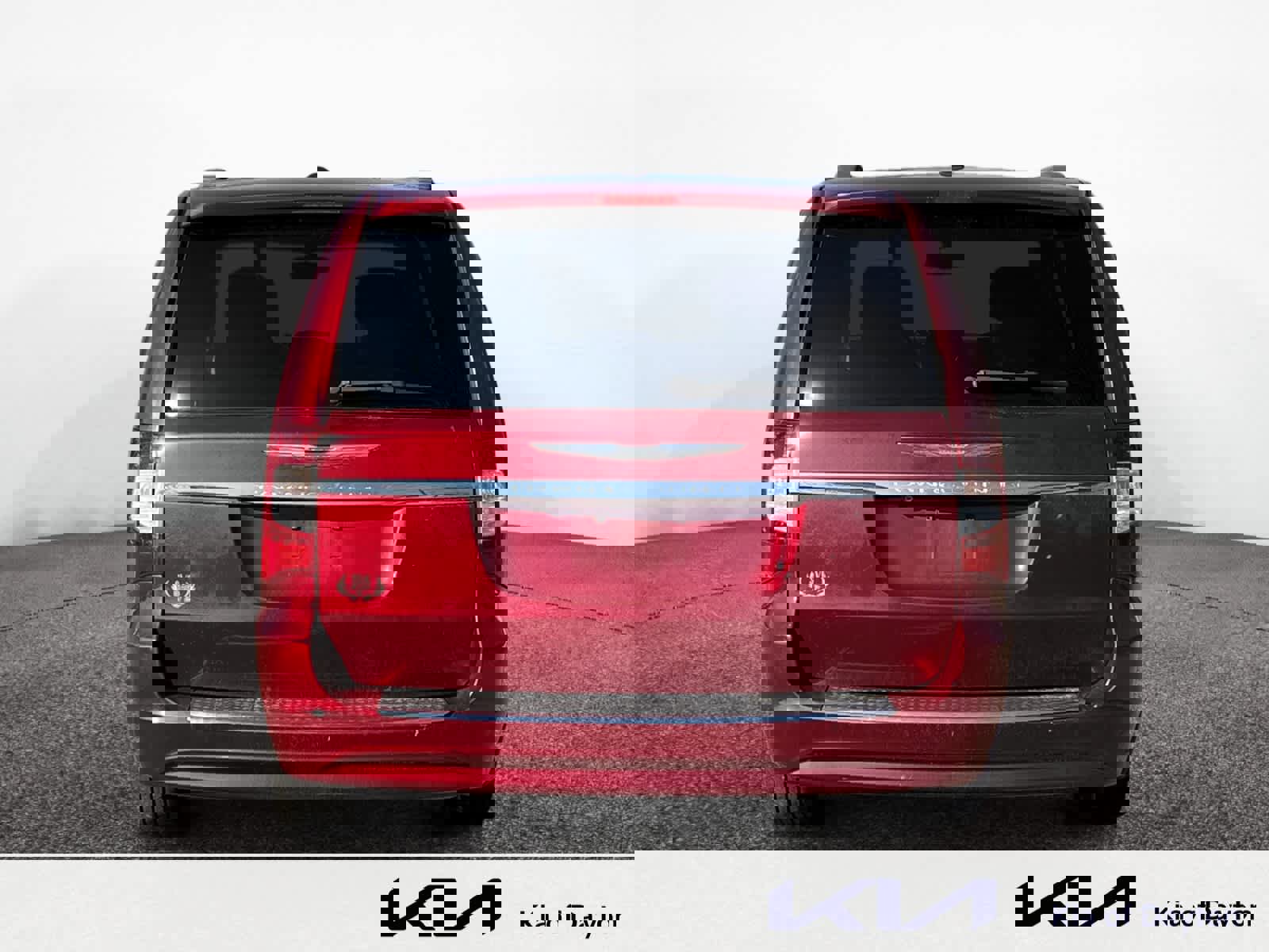 Used 2013 Chrysler Town & Country Touring image 4