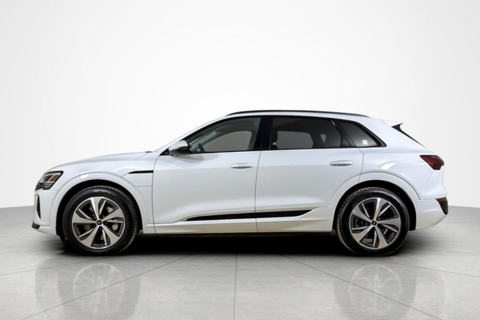 Used 2024 Audi Q8 e-tron Premium AWD/4WD image 2