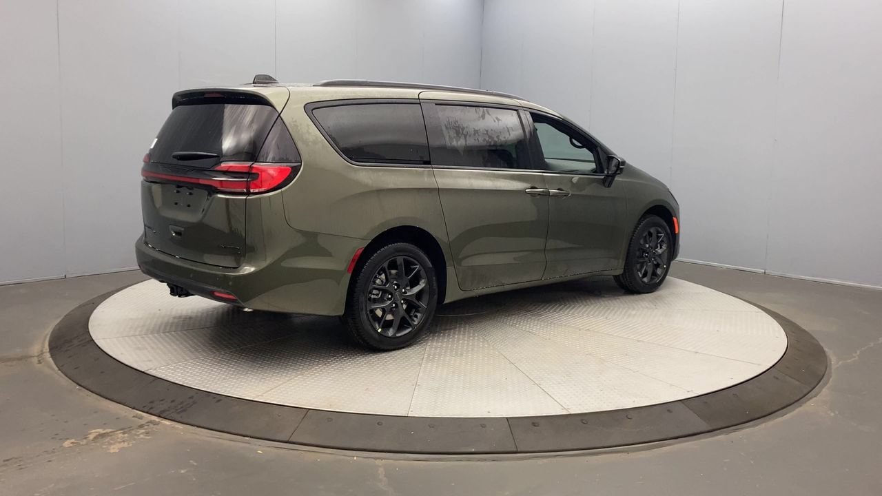 New 2027 Chrysler Pacifica Limited AWD/4WD image 5