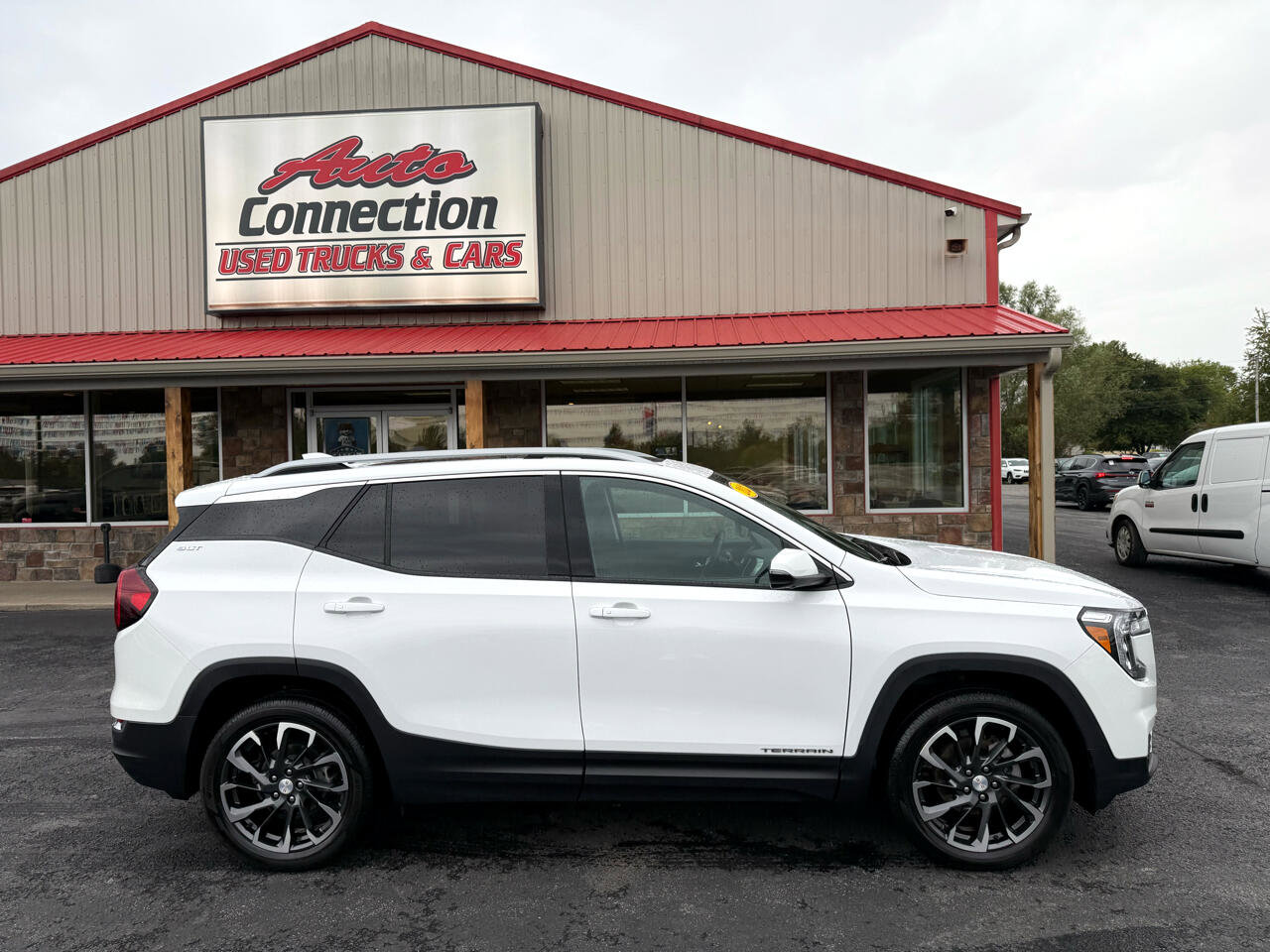 Used 2023 GMC Terrain SLT w/ Infotainment Package II image 3