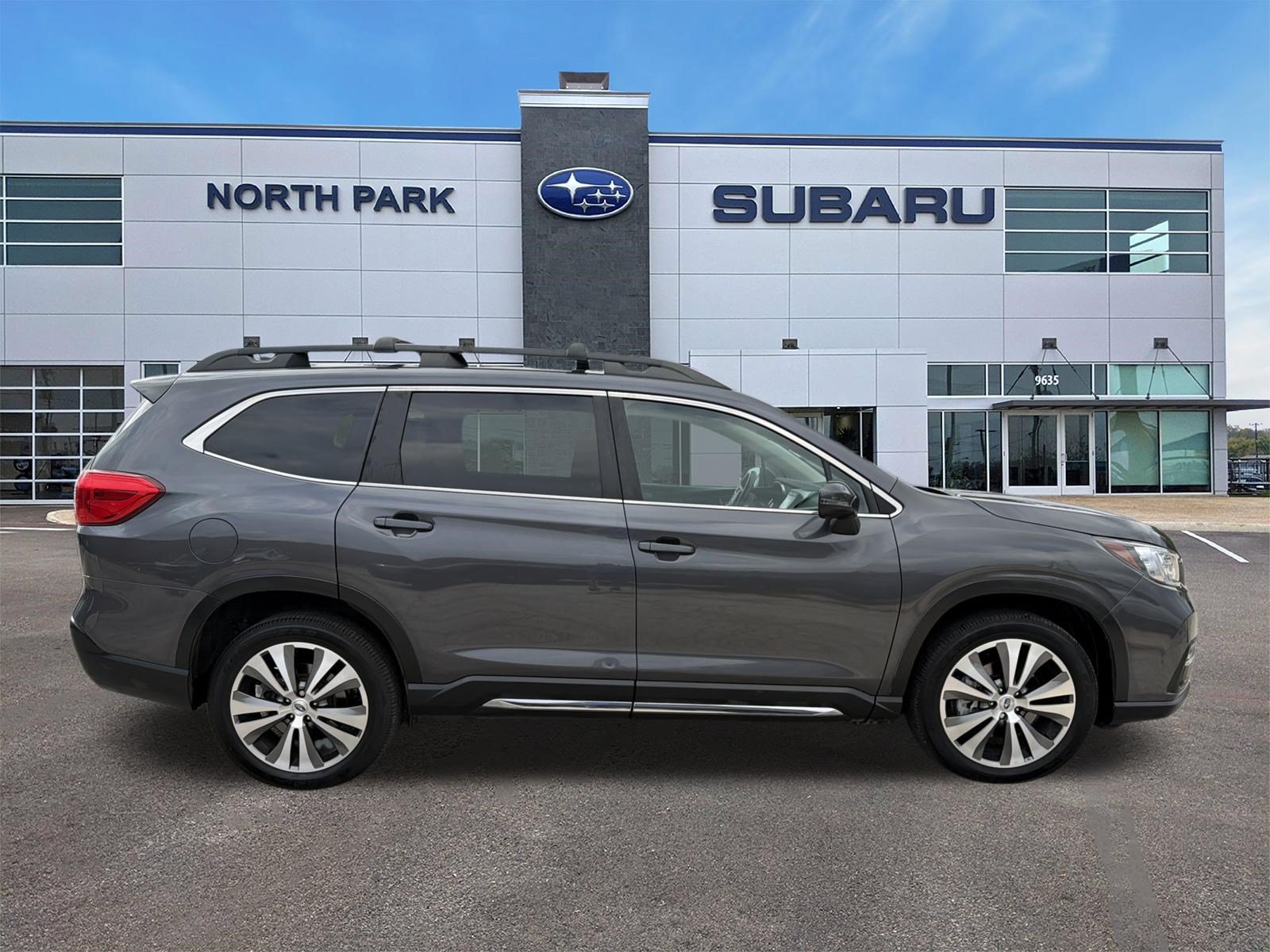 Used 2022 Subaru Ascent Limited w/ Technology Package AWD/4WD image 2
