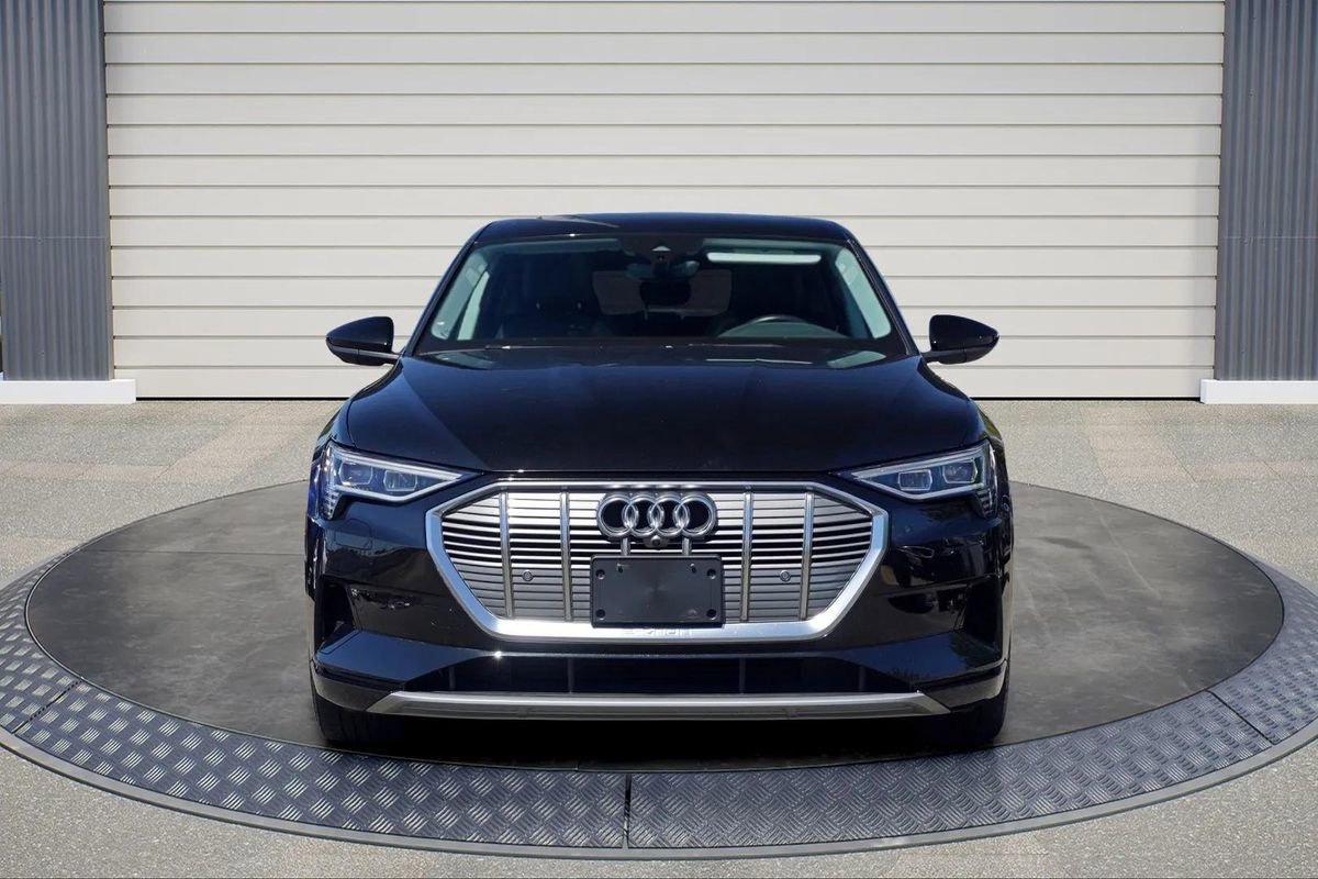 Used 2020 Audi e-tron Premium Plus image 2