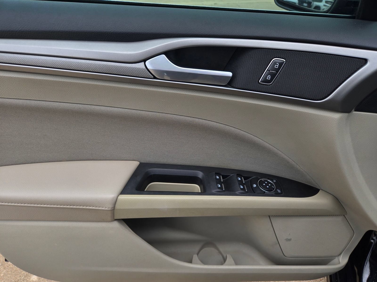 Used 2019 Ford Fusion SE FWD image 28