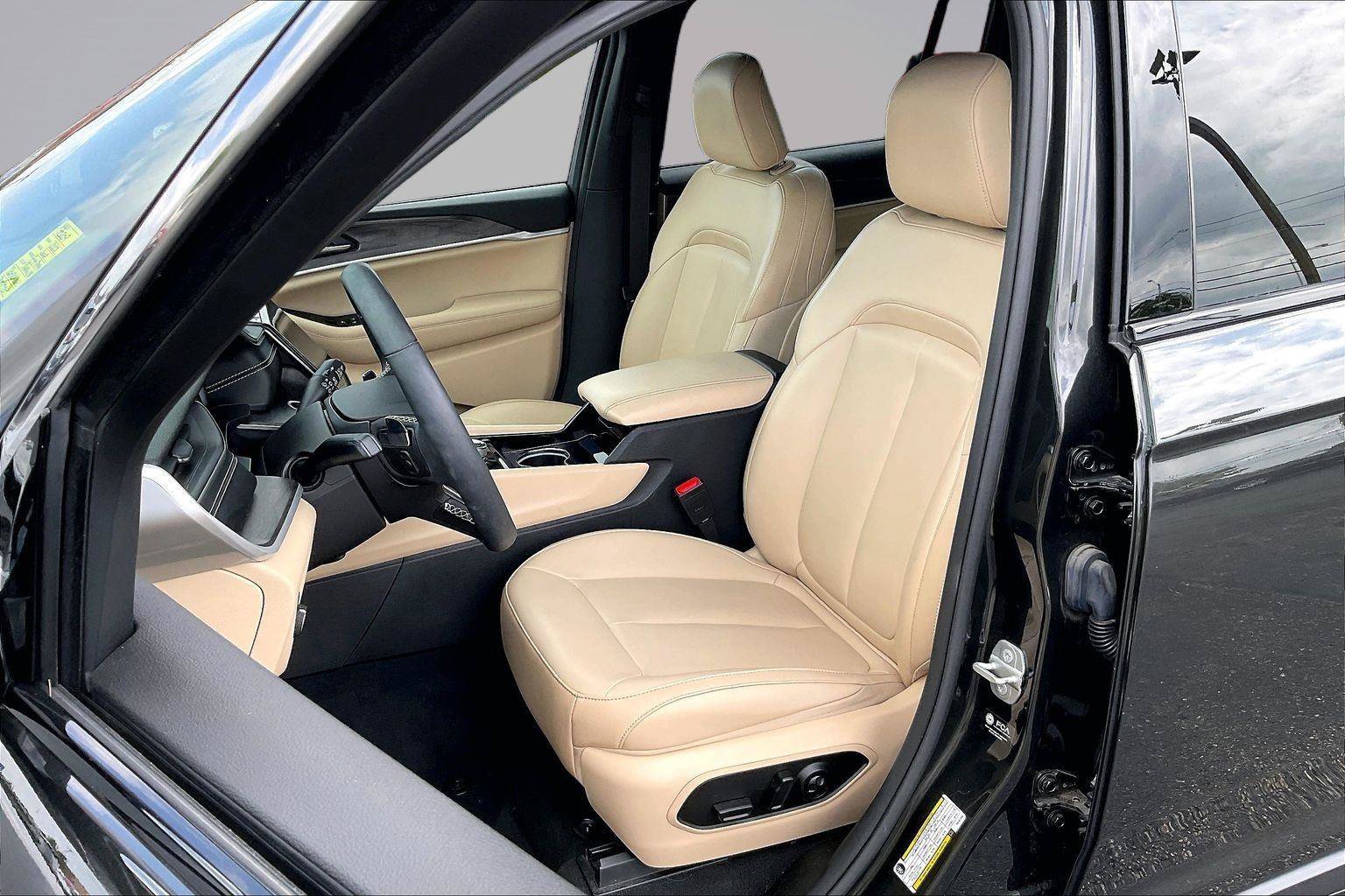 Used 2023 Jeep Grand Cherokee L Limited AWD/4WD image 24