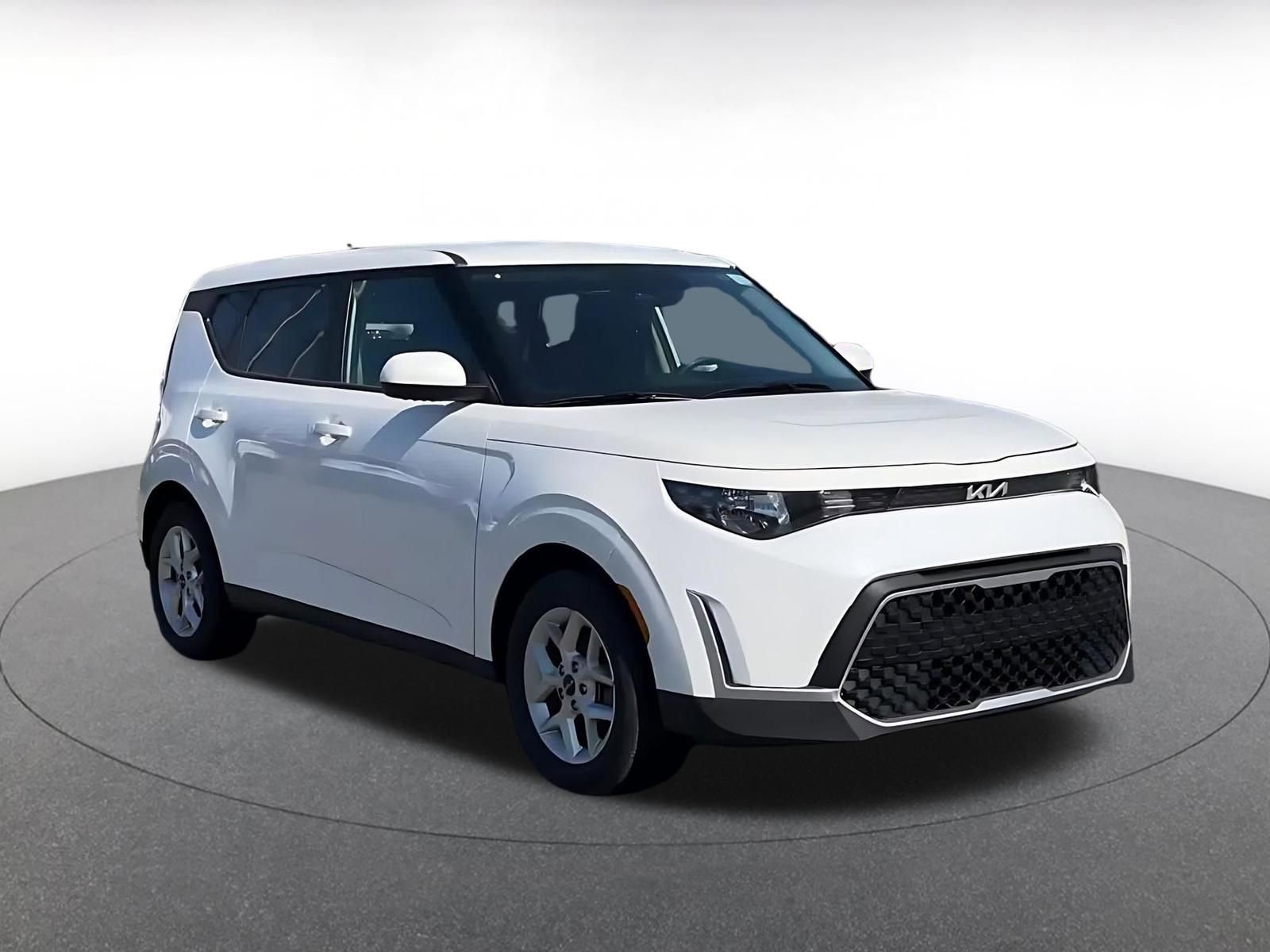 Used 2025 Kia Soul LX w/ LX Technology Package FWD image 3