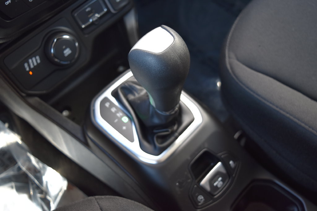 Used 2023 Jeep Renegade Latitude AWD/4WD image 17