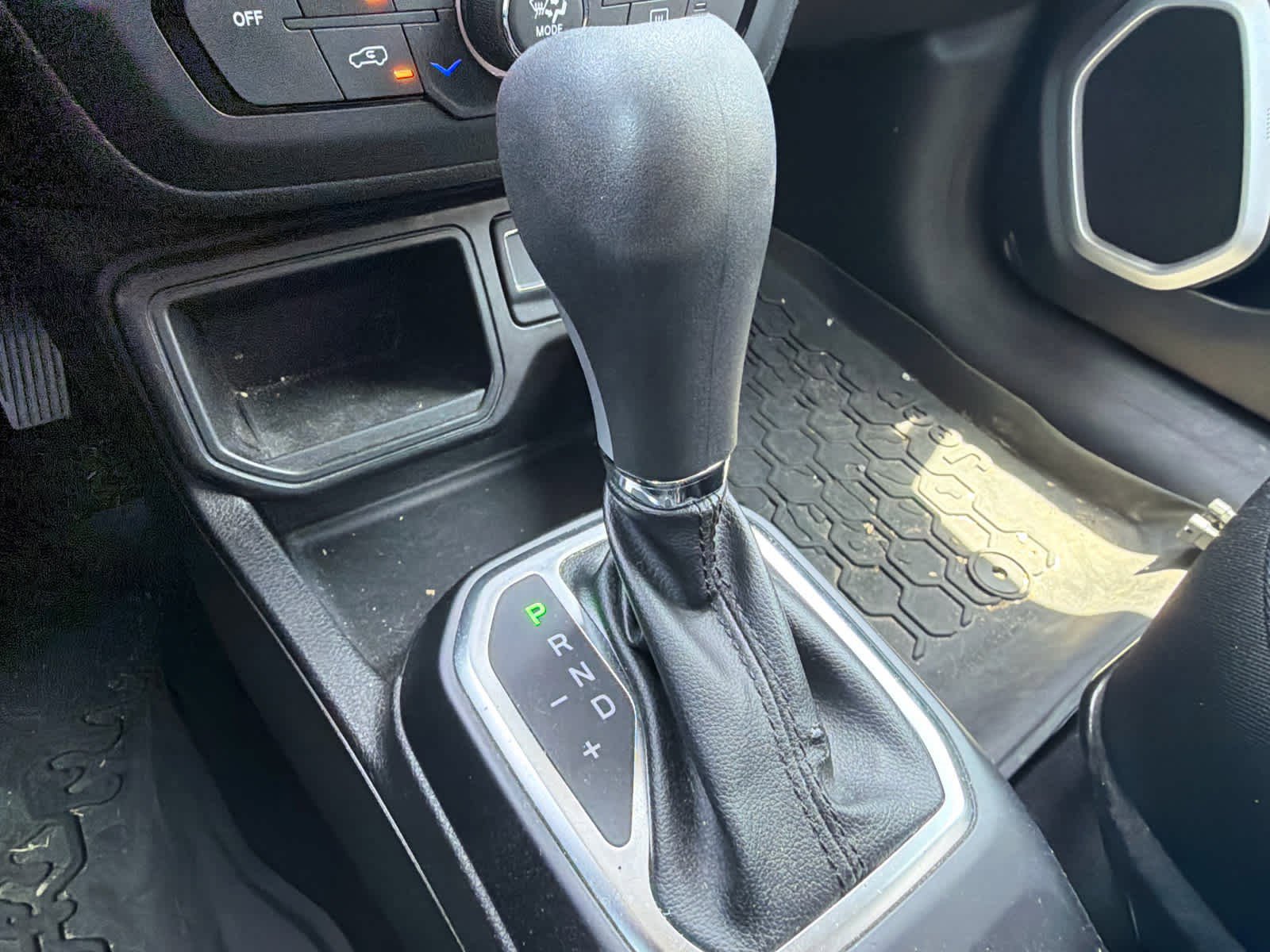Used 2018 Jeep Renegade Latitude FWD image 30