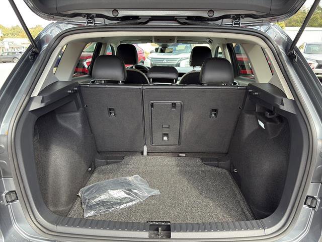 Certified 2025 Volkswagen Taos SE FWD image 11
