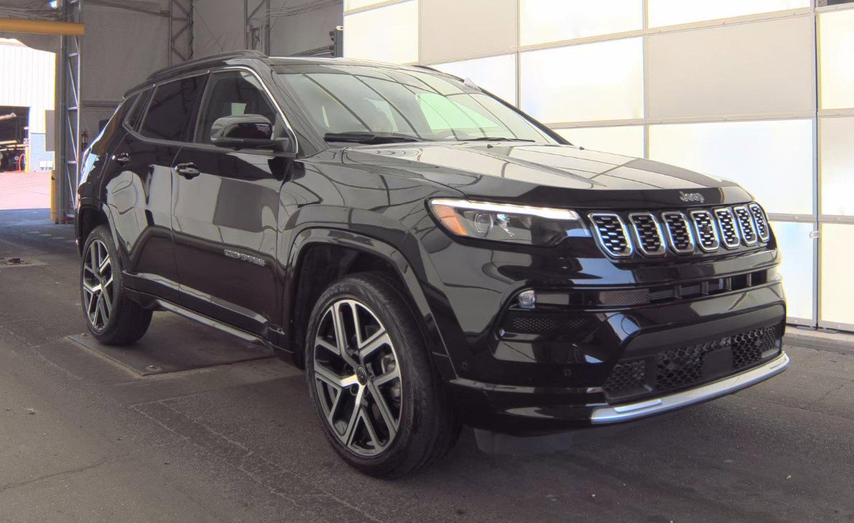 Used 2025 Jeep Compass Limited w/ Elite Group image 2