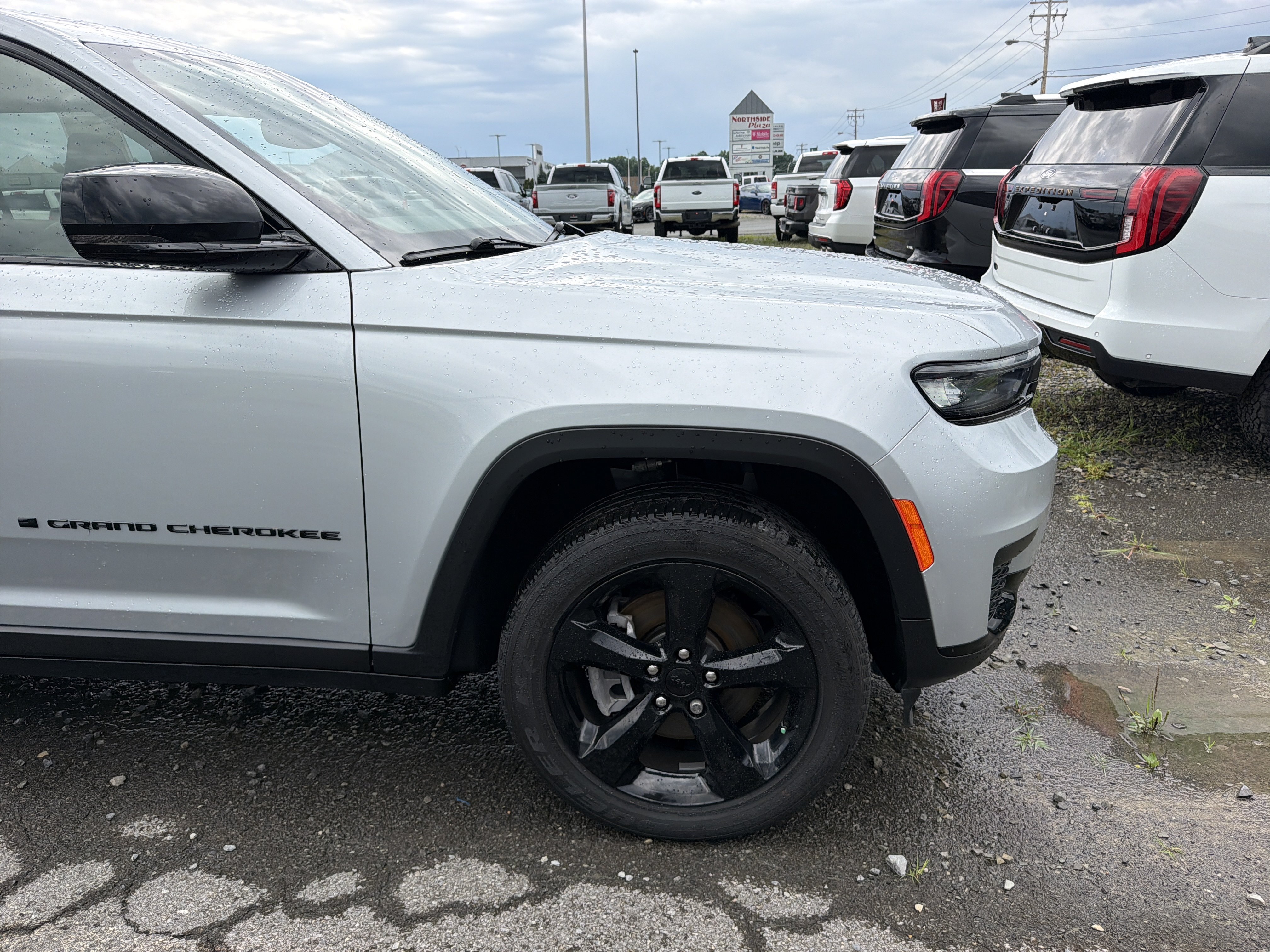 Used 2025 Jeep Grand Cherokee L Altitude AWD/4WD image 2