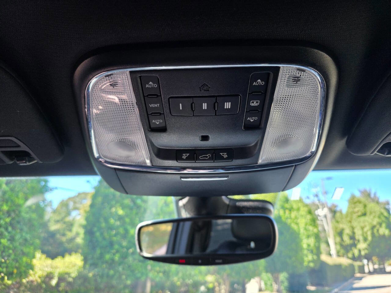 Used 2018 Jeep Grand Cherokee Limited image 28