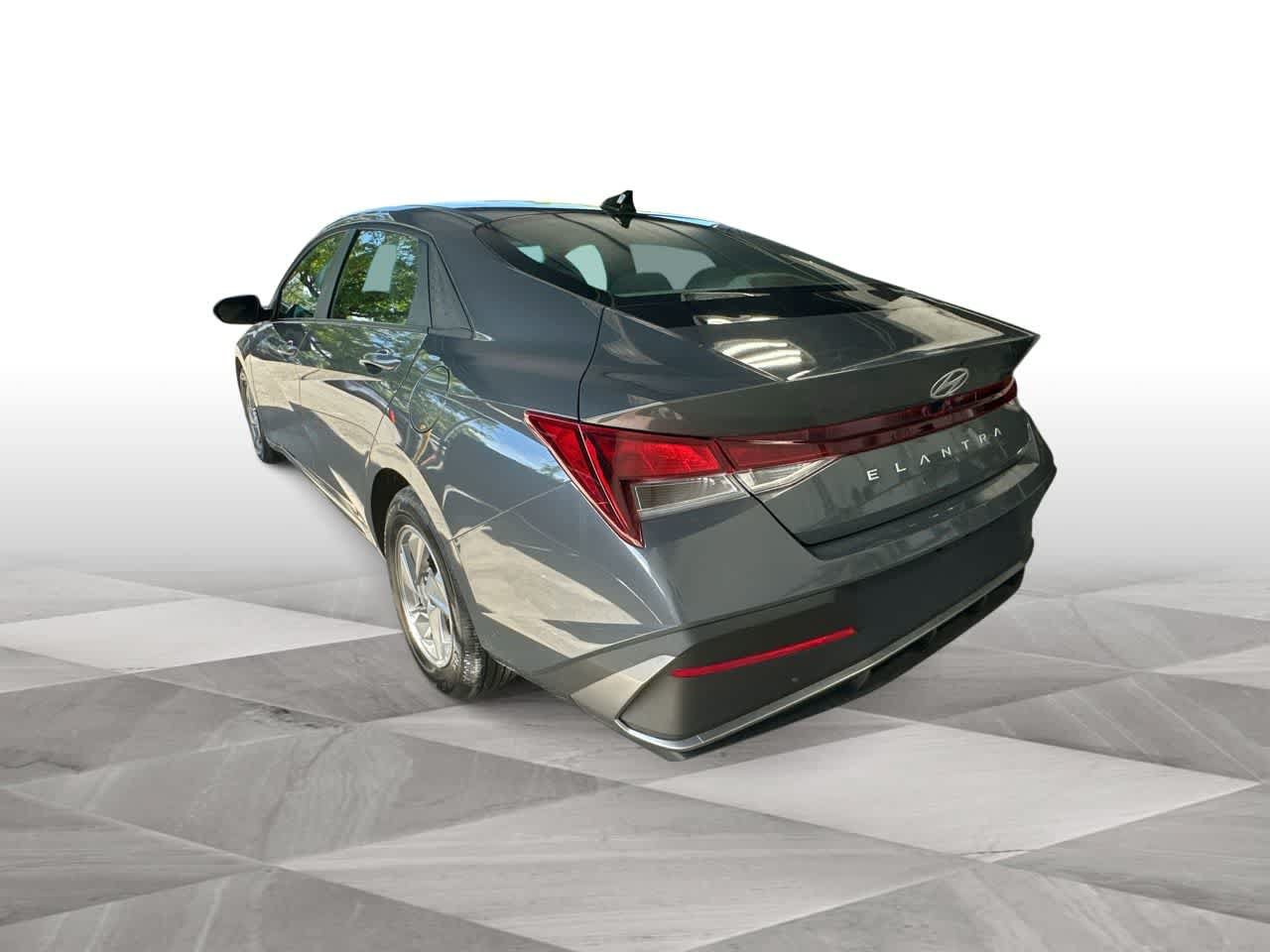 Used 2026 Hyundai Elantra SE FWD image 6