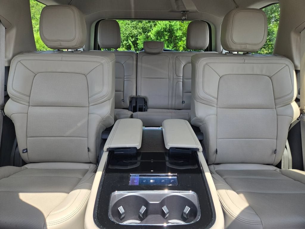 Used 2024 Lincoln Navigator Reserve AWD/4WD image 11