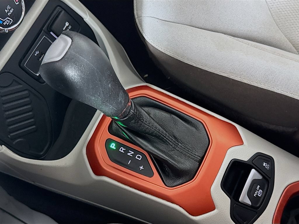 Used 2017 Jeep Renegade Latitude FWD image 19