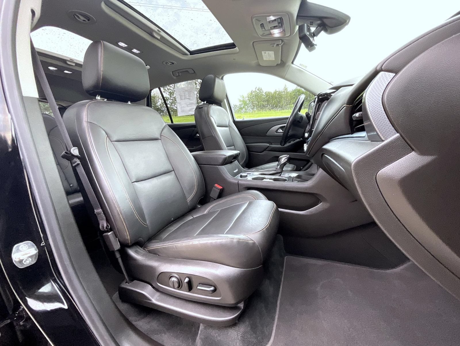 Used 2021 Chevrolet Traverse Premier w/ Redline Edition AWD/4WD image 16