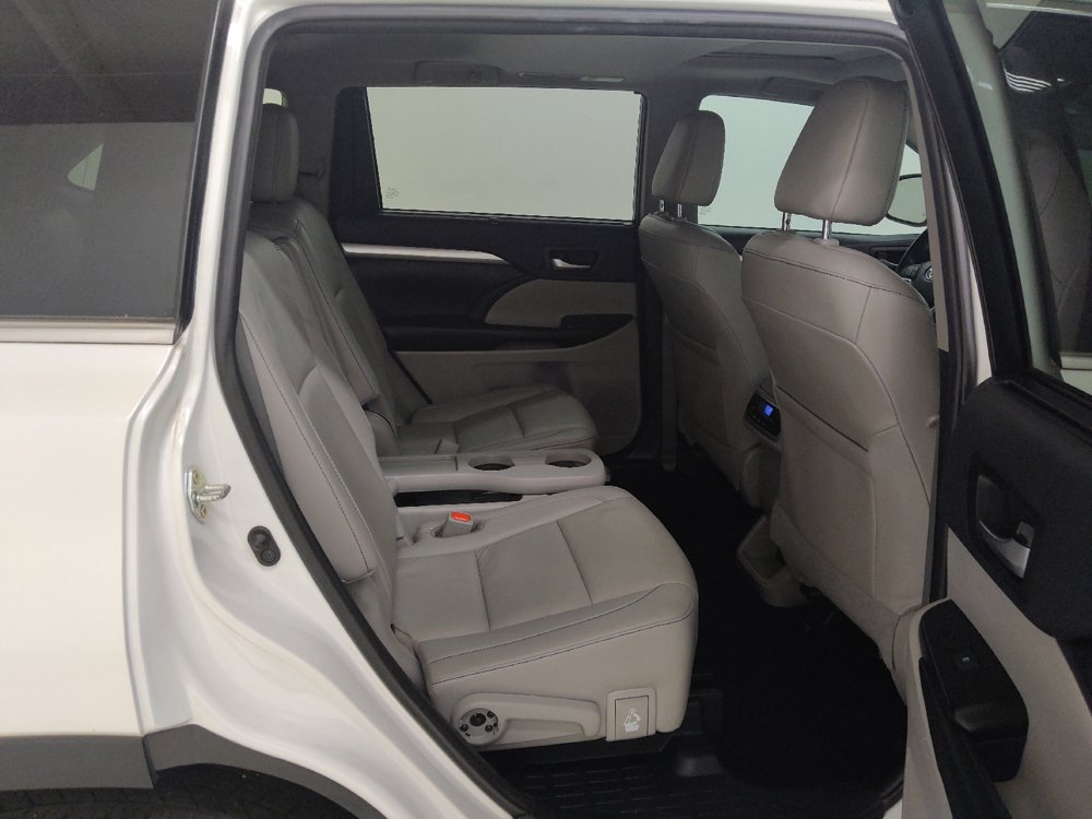Used 2019 Toyota Highlander XLE FWD image 19