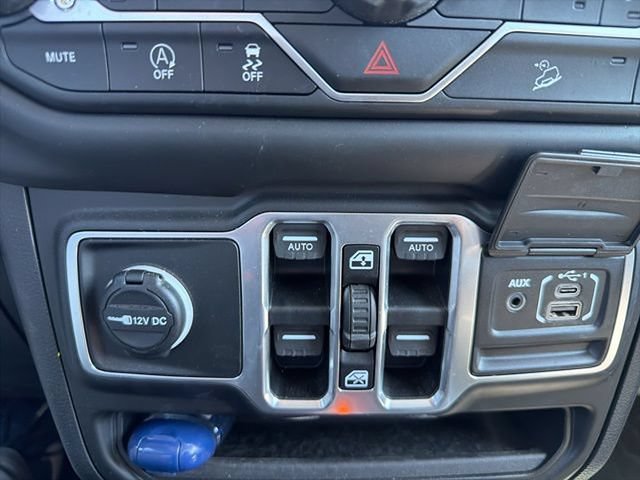 Used 2018 Jeep Wrangler Unlimited Sahara AWD/4WD image 12