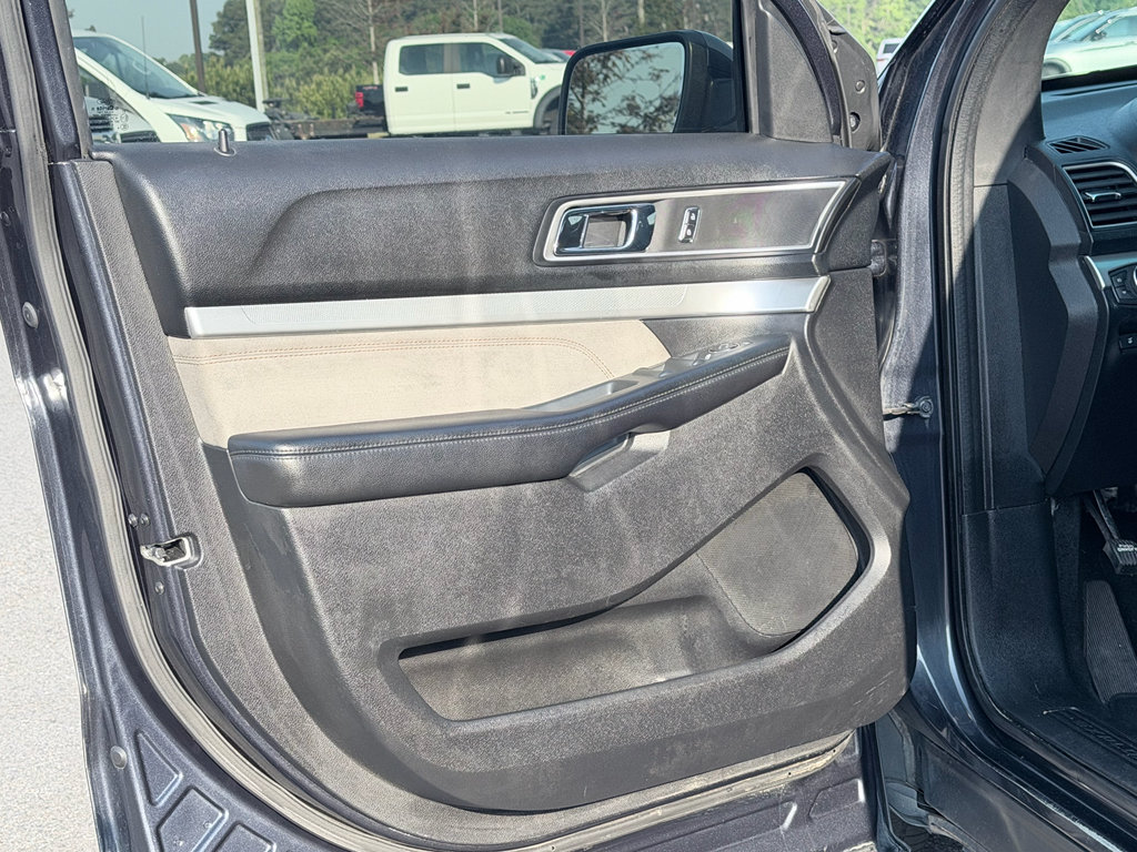 Used 2017 Ford Explorer XLT w/ Equipment Group 202A FWD image 30