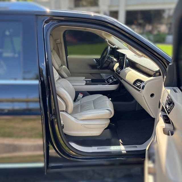 Used 2020 Lincoln Navigator L Reserve w/ Luxury Package RWD image 3