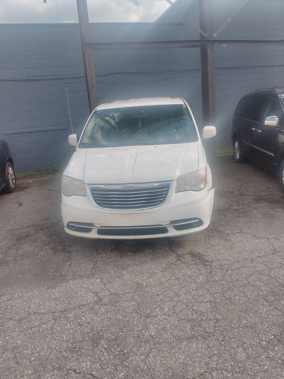 Used 2011 Chrysler Town & Country Touring FWD image 2
