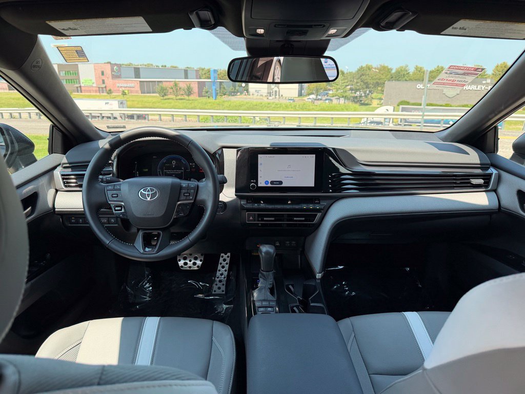 Used 2025 Toyota Camry SE AWD/4WD image 3