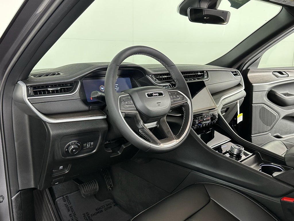 New 2025 Jeep Grand Cherokee Limited image 2