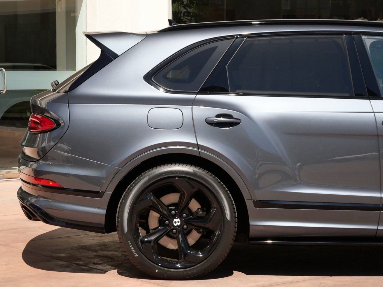 Used 2025 Bentley Bentayga image 9