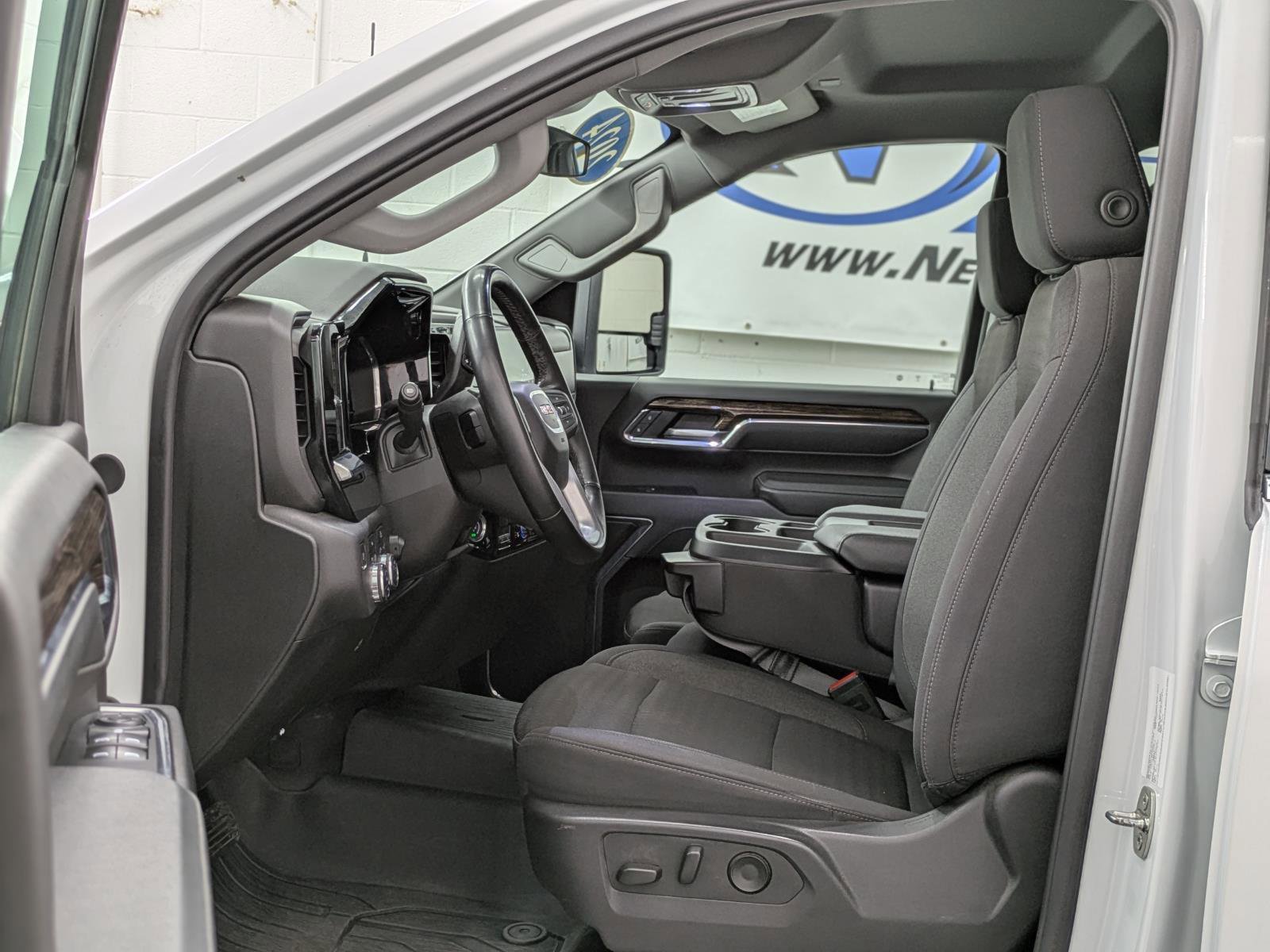 Used 2024 GMC Sierra 3500 SLE w/ SLE Value Package image 4