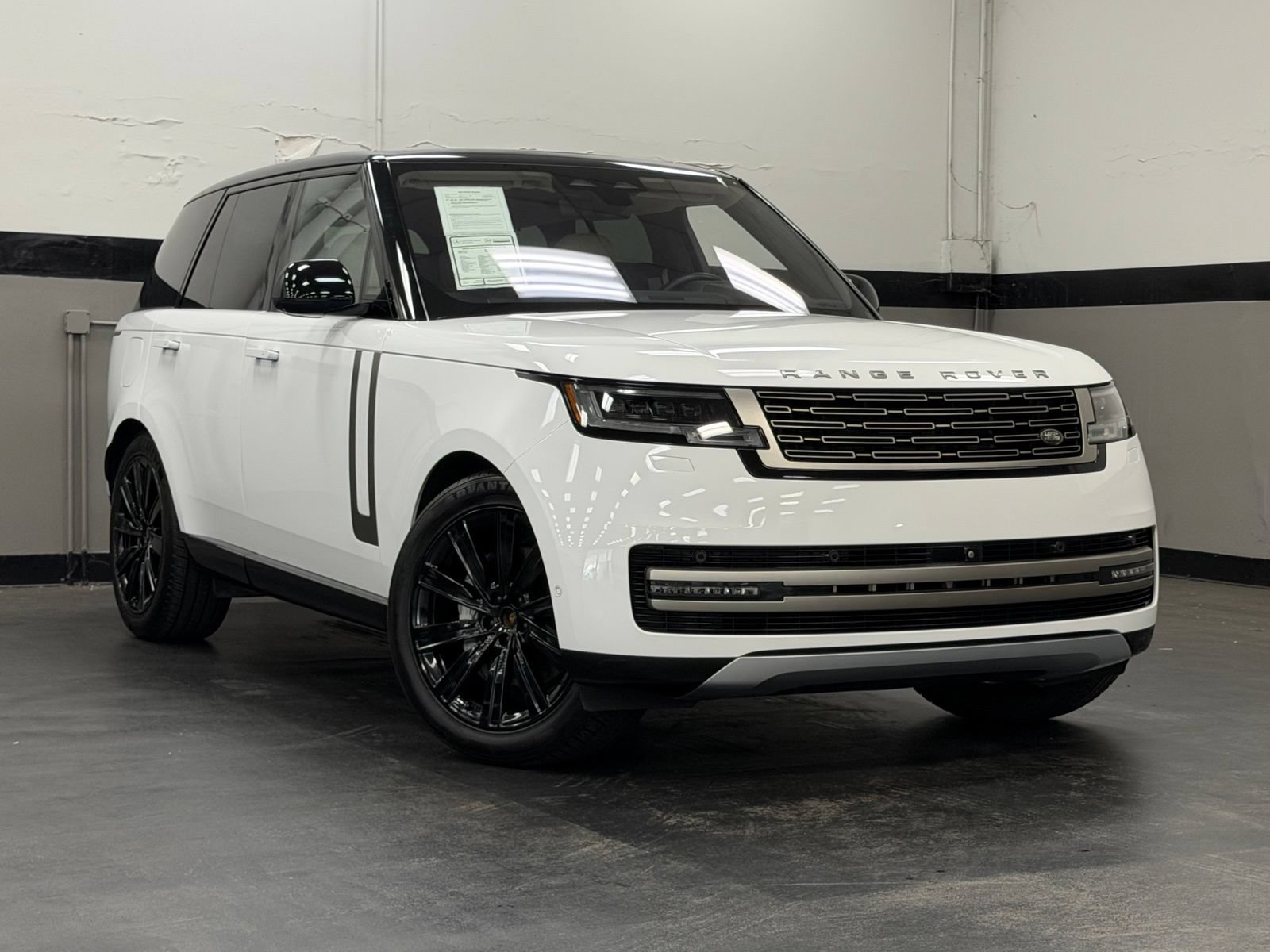Used 2023 Land Rover Range Rover SE AWD/4WD image 2