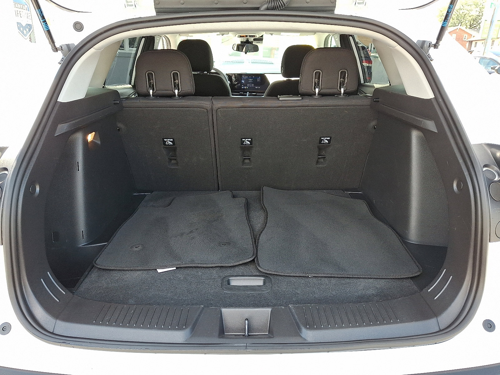 Used 2025 Chevrolet Trax LS image 28