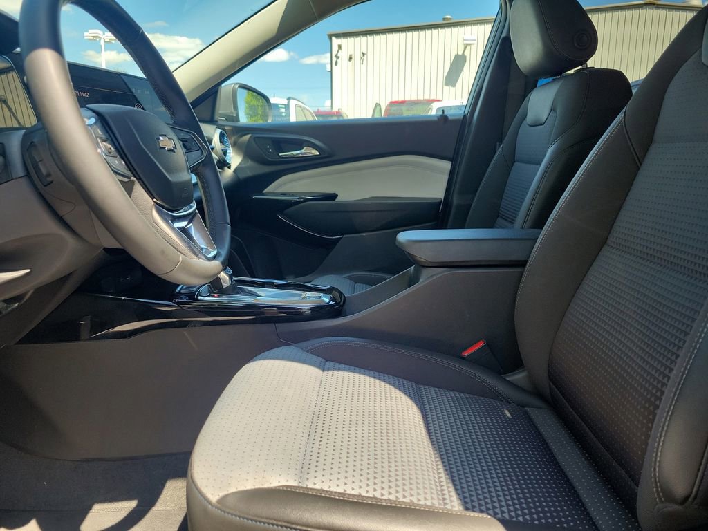 Used 2025 Chevrolet Trax LT FWD image 17