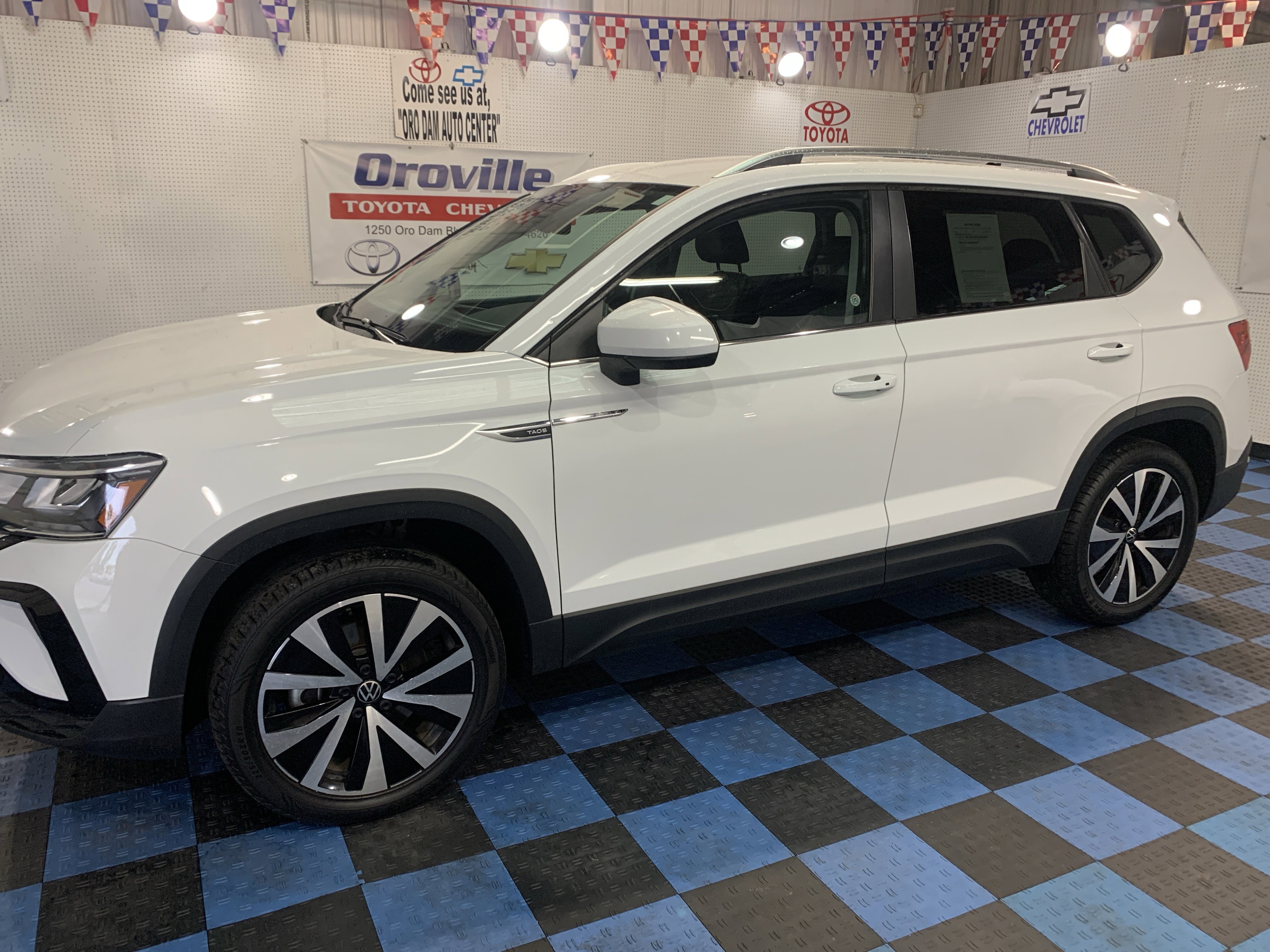 Used 2024 Volkswagen Taos SE image 2