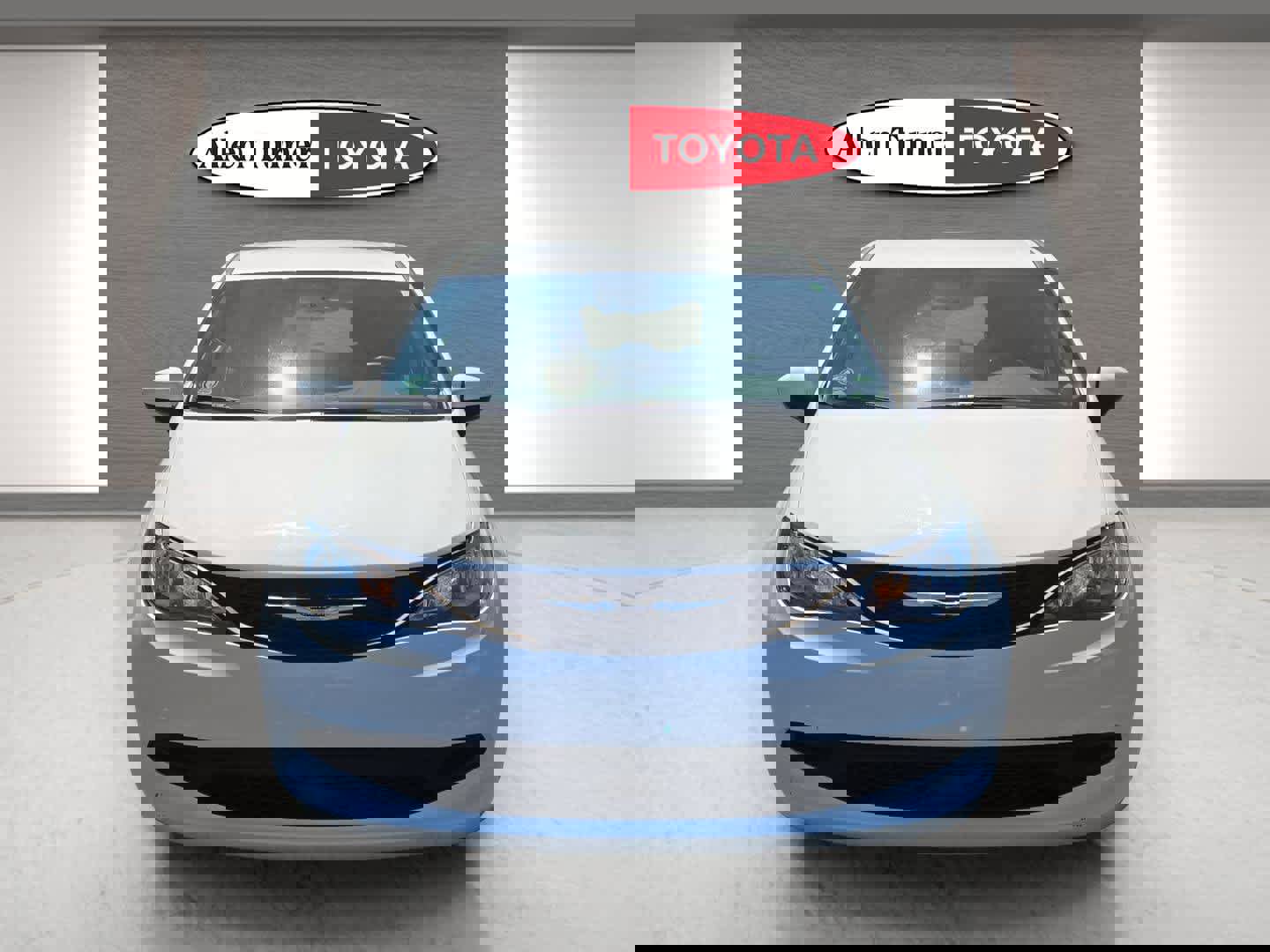 Used 2023 Chrysler Voyager LX image 4