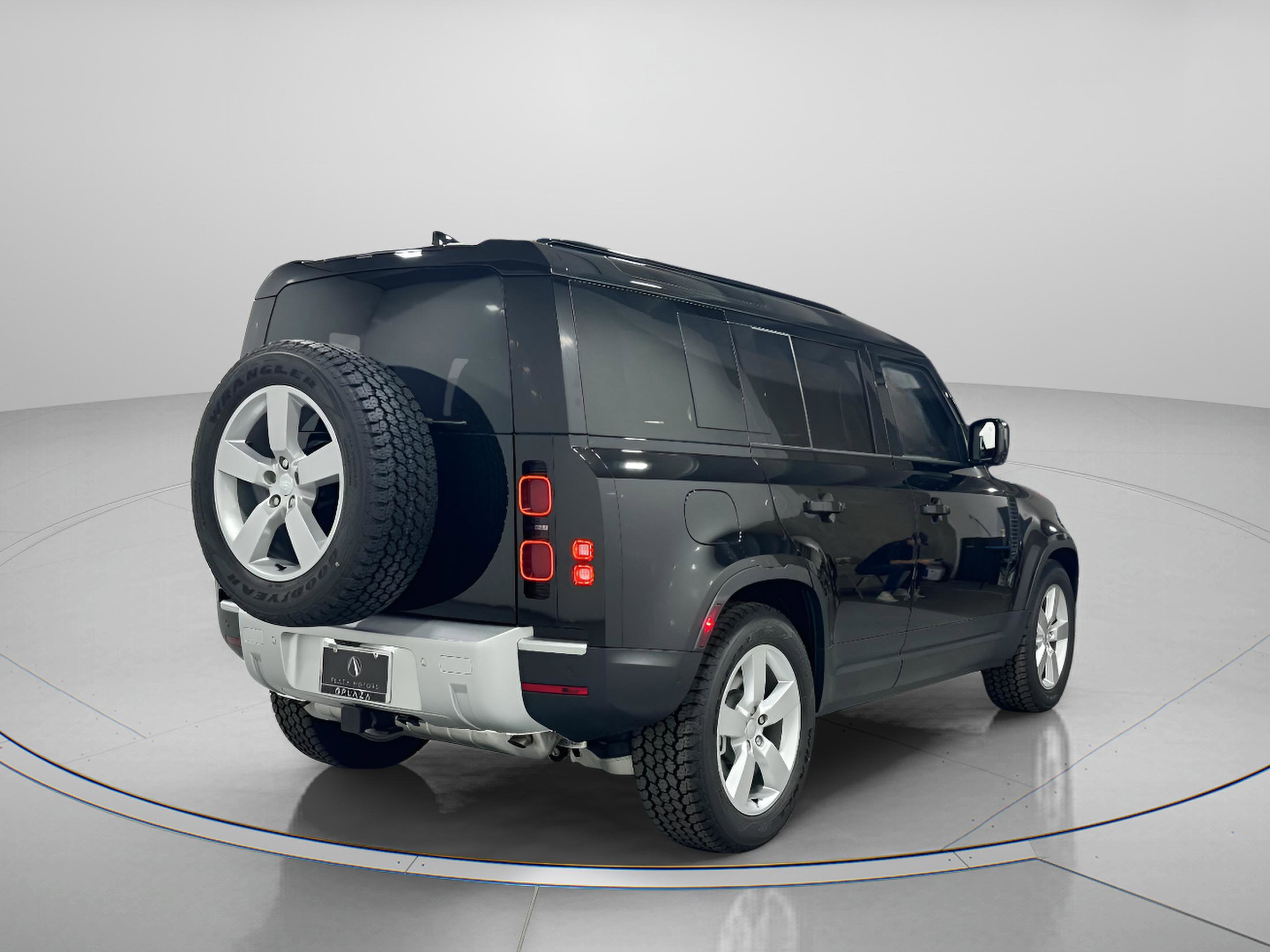 Used 2025 Land Rover Defender 110 S image 5