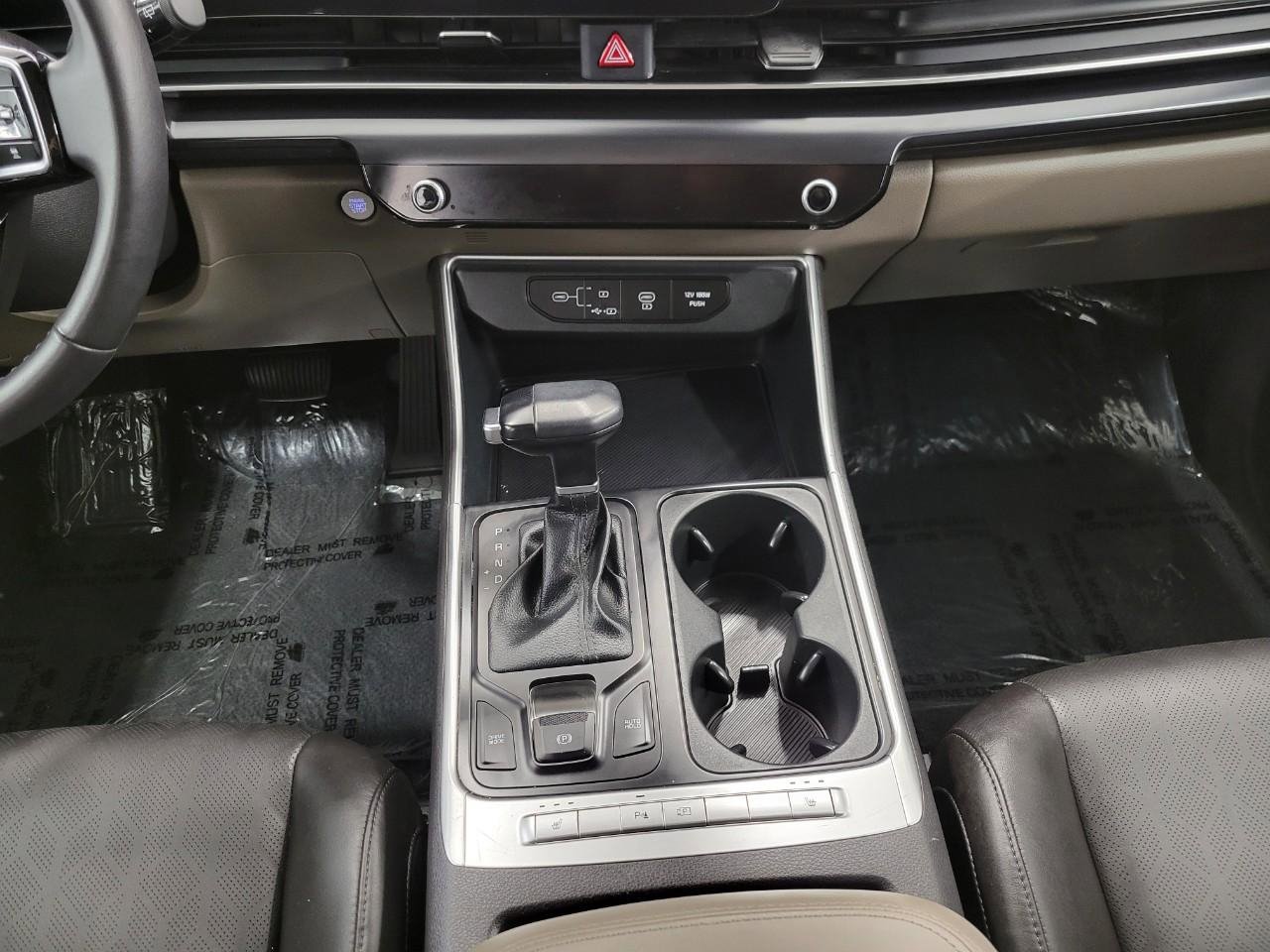 Used 2025 Kia Carnival FWD image 16